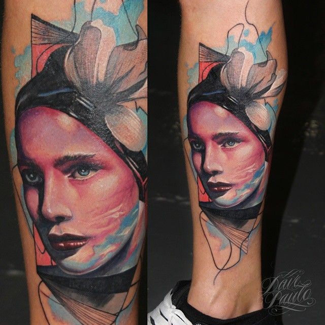 小腿彩色的女人肖像与花朵纹身图案