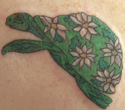 背部绿色花朵的乌龟纹身图案