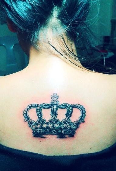 女生背部美丽的皇冠纹身图案