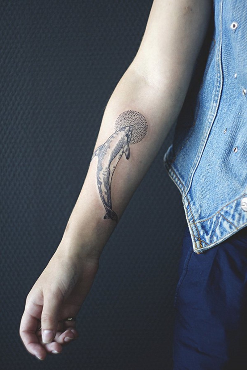 可爱的手绘黑色小海豚手臂纹身图案