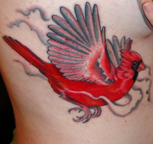 红色鲜艳的小鸟纹身图案