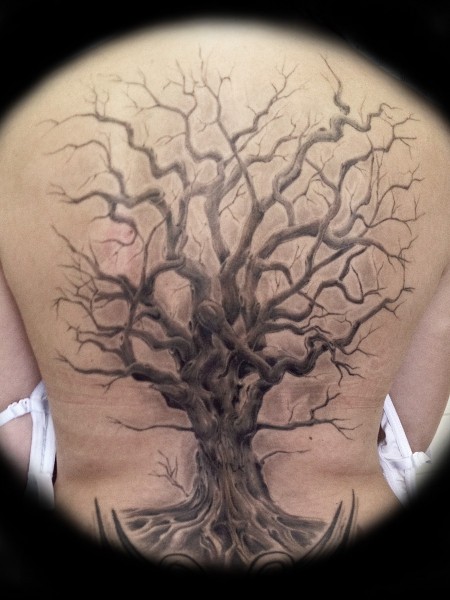 背部写实的大树纹身图案
