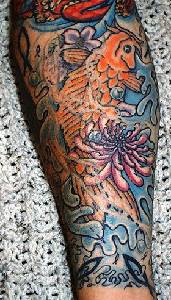 手臂彩色的海浪和锦鲤鱼纹身图案