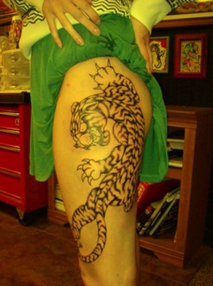 大腿亚洲黑白小老虎纹身图案