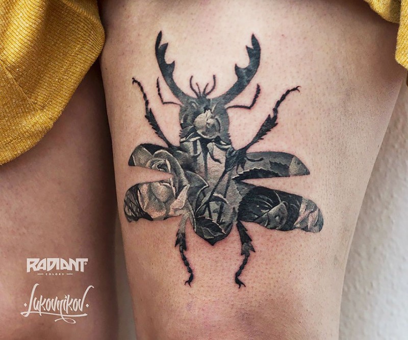大腿黑色的甲虫轮廓与玫瑰纹身图案