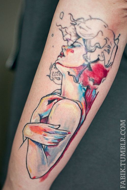 手臂美丽的彩色泼墨女性纹身图案