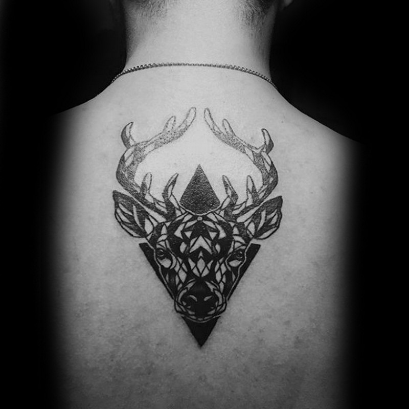 背部黑色old school鹿头与几何图形纹身图案