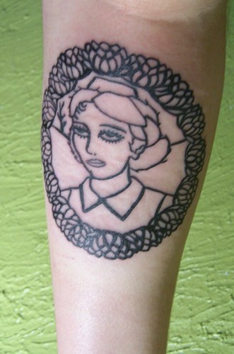 小臂圆形与美丽的女人肖像纹身图案