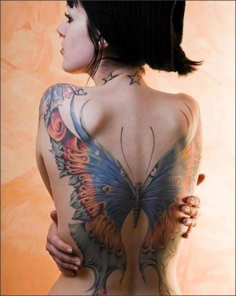 女生背部大蝴蝶彩绘纹身图案
