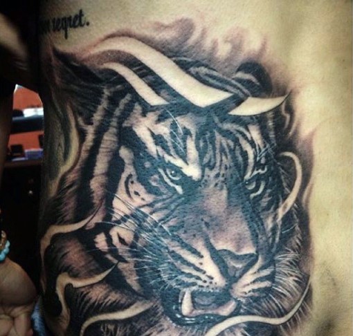 背部黑色的老虎头纹身图案
