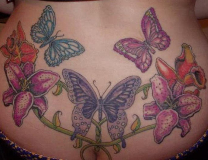 腰部七彩的蝴蝶和百合花纹身图案