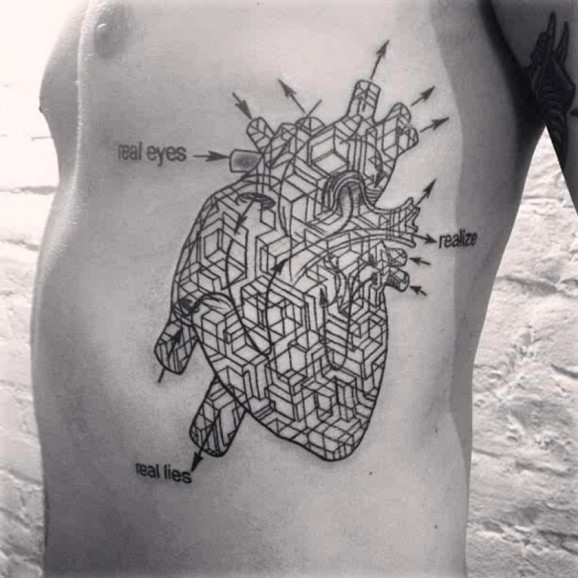 侧肋黑色线条几何组合的心脏纹身图案