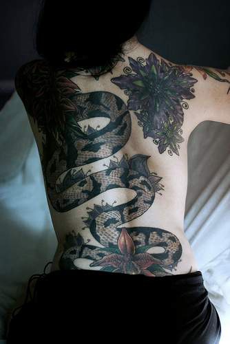 背部大蛇和花朵满背纹身图案