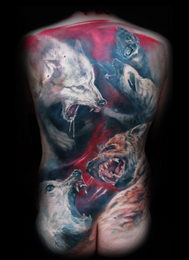 背部霸气写实的水彩画战斗狼纹身图案