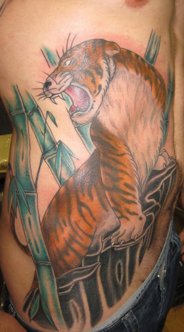 侧肋老虎在咆哮彩色纹身图案