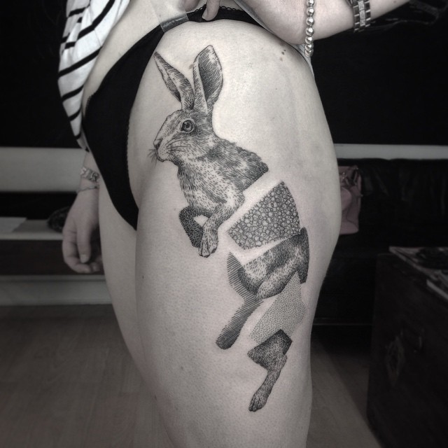 大腿黑色雕刻风格分裂兔子纹身图案