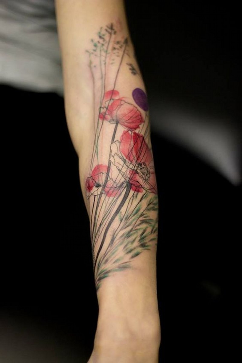 手臂彩色甜美的花朵纹身图案