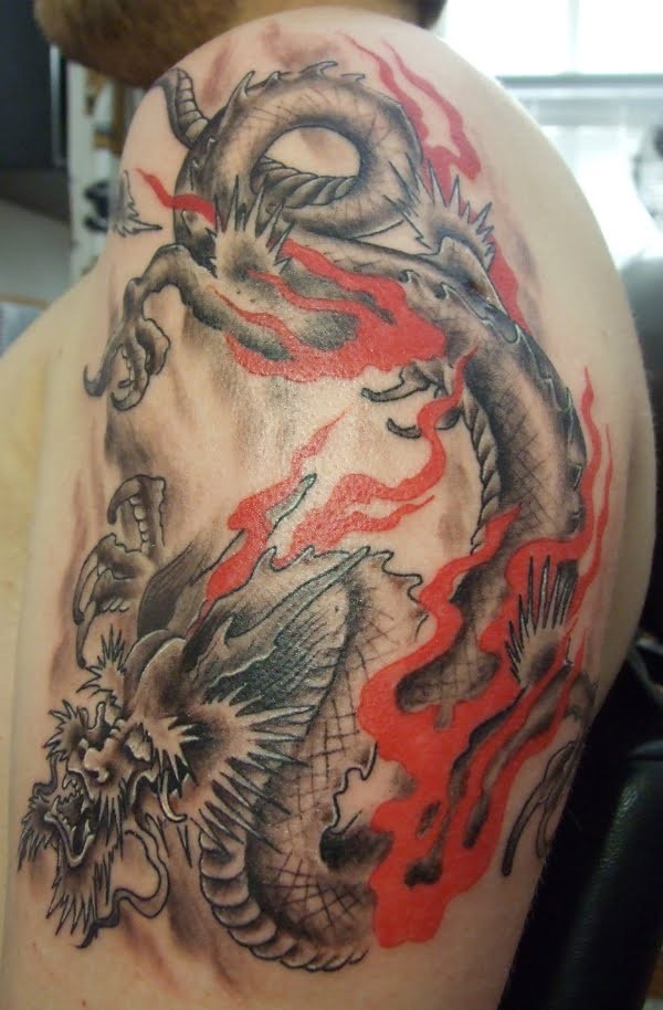 大臂很酷的黑色和红色日本龙纹身图案