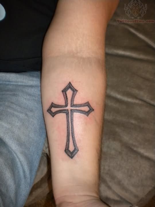 小臂简单的十字架纹身图案