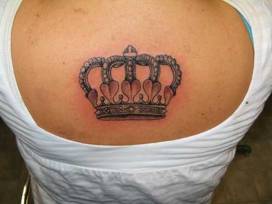 背部精致的皇冠纹身图案