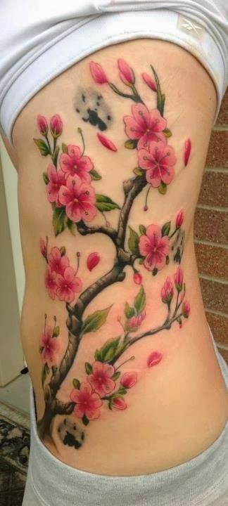 侧肋彩色鲜艳的樱花纹身图案