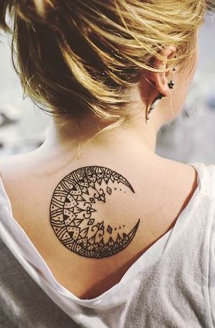 背部优雅美妙的黑色月亮图腾纹身图案