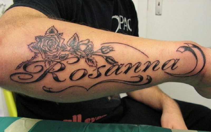 浪漫的黑白玫瑰和字母手臂纹身图案