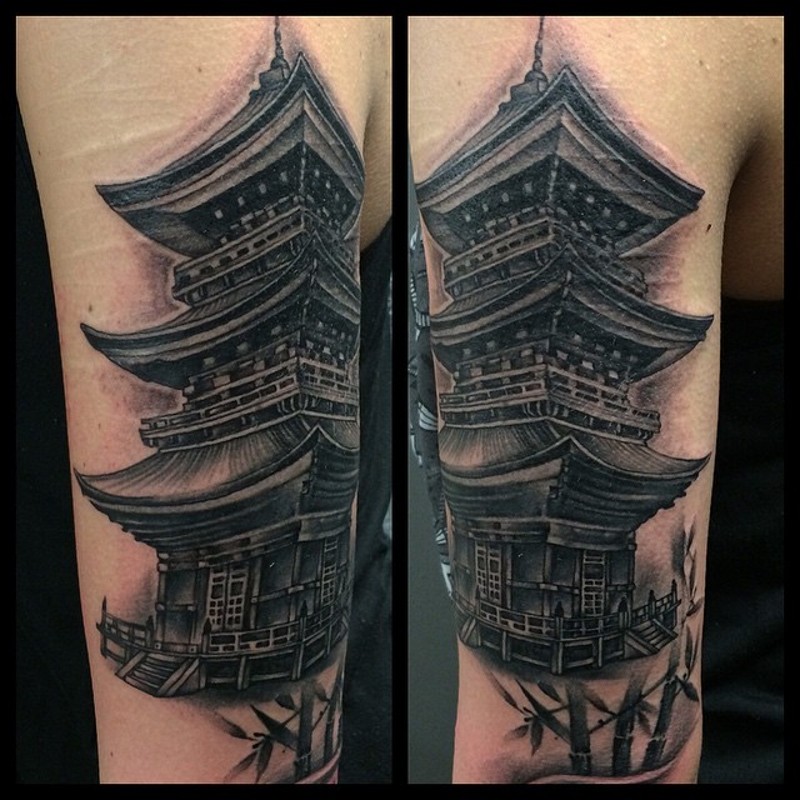手臂写实的黑白亚洲寺庙和竹子纹身图案