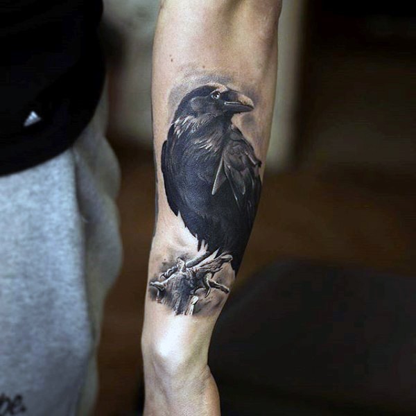 手臂非常写实的黑白乌鸦纹身图案