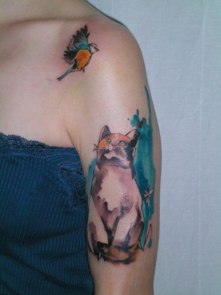 大臂奇妙的水彩猫与小鸟纹身图案