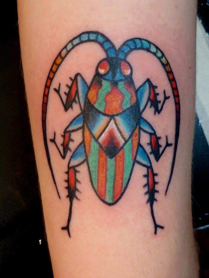 手臂上的彩色昆虫纹身图案