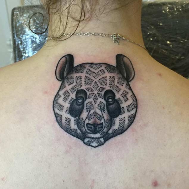 背部黑色的点刺部落熊猫头像纹身图案