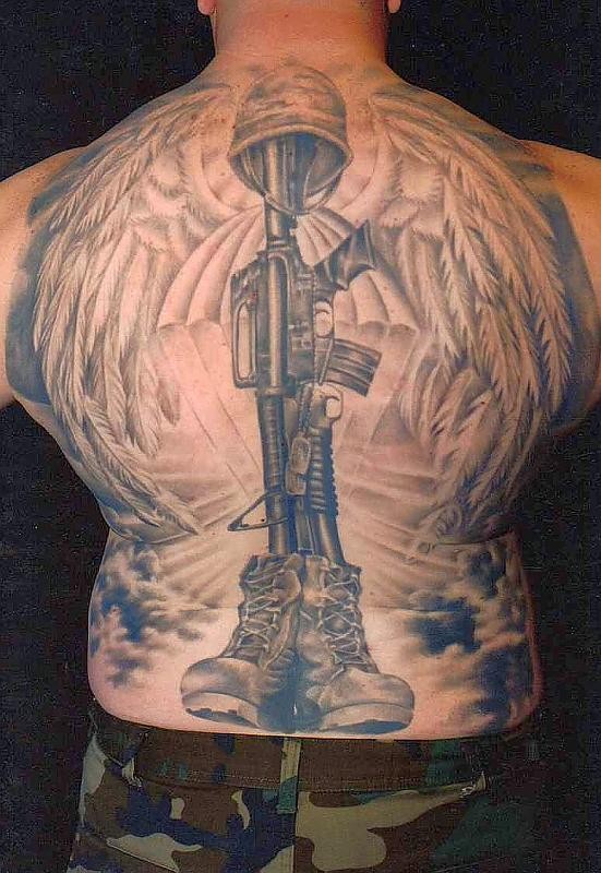 背部伟大的军事纪念和翅膀纹身图案