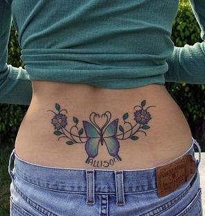 腰部美丽的紫罗兰蝴蝶和花朵纹身图案