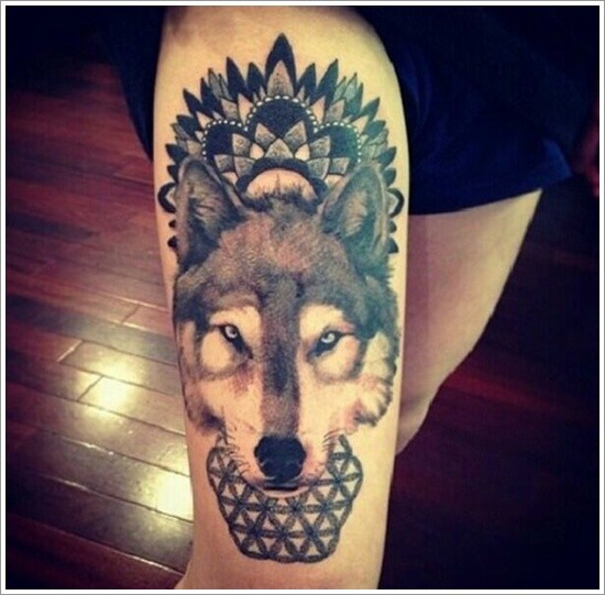 大腿狼头像与黑色梵花纹身图案