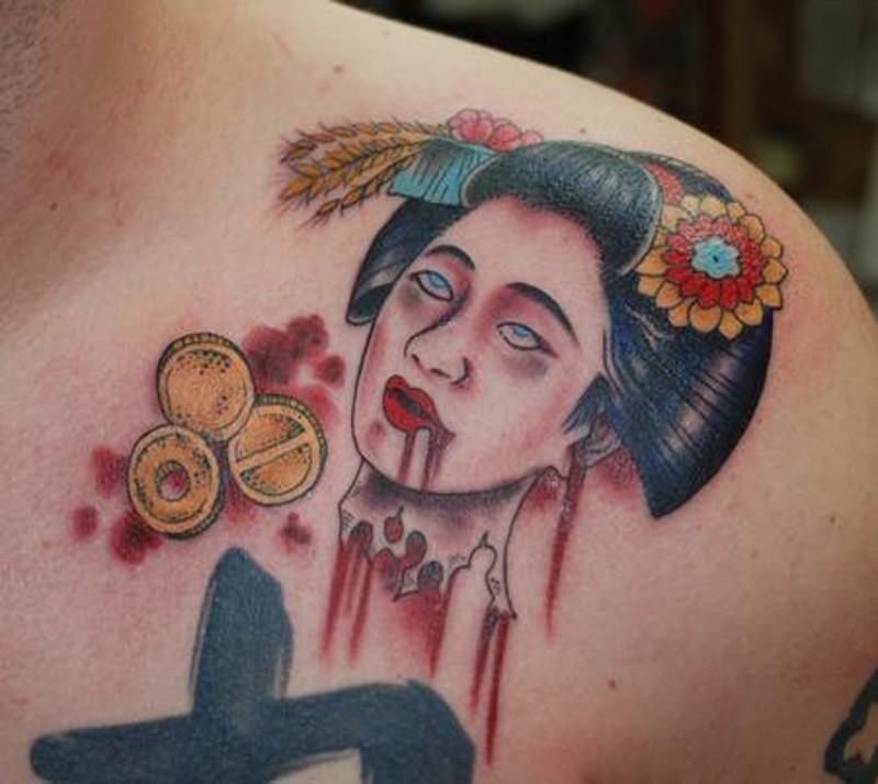 肩部血腥的彩绘艺妓生首和钱币纹身图案
