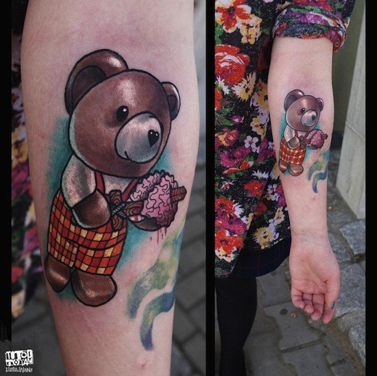 手臂可爱的中型彩色小熊纹身图案