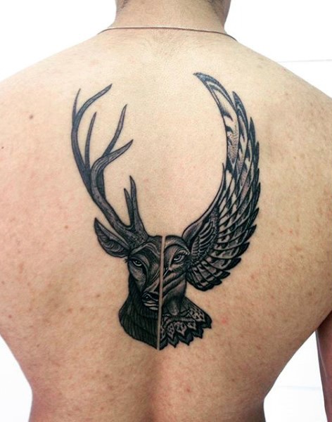 雕刻风格的鹿头与猫头鹰背部纹身图案