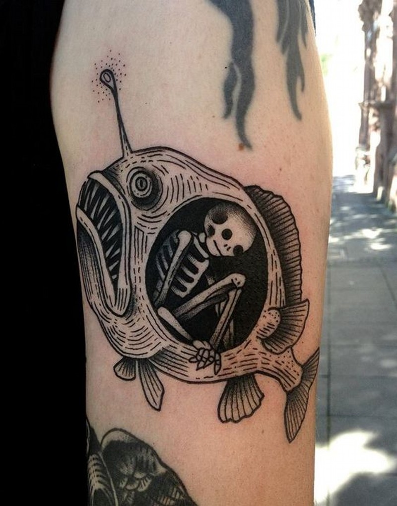 手臂可怕的黑色线条鱼与骷髅纹身图案
