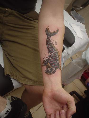 手臂黑色的锦鲤鱼个性纹身图案