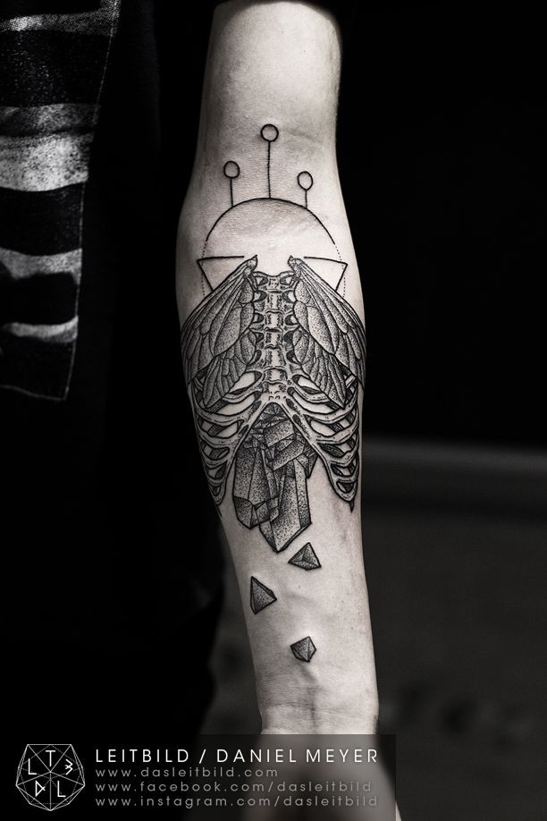 手臂黑白点刺骨骼与翅膀碎石纹身图案
