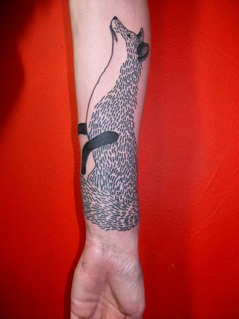手臂惊人的黑色线条大狐狸纹身图案