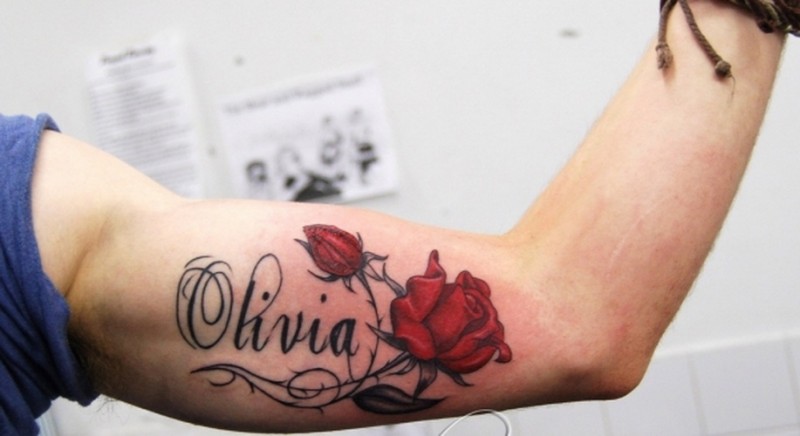浪漫的英文名字和红玫瑰手臂纹身图案