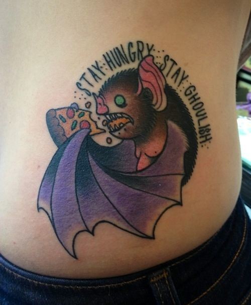 侧肋卡通风格蝙蝠披萨和字母纹身图案