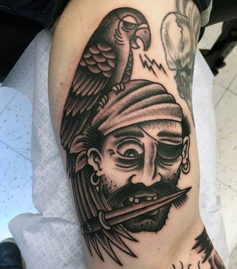 old school黑白老海盗纹身与鸟手臂纹身图案