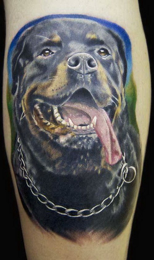 手臂可爱多彩的罗威纳犬和舌头纹身图案
