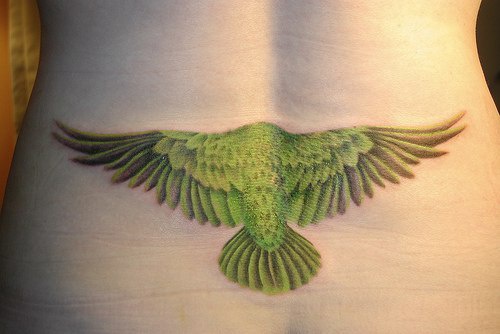 腰部好看的绿色飞鸟纹身图案