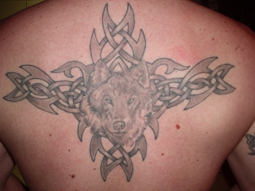 背部狼头与凯尔特结纹身图案