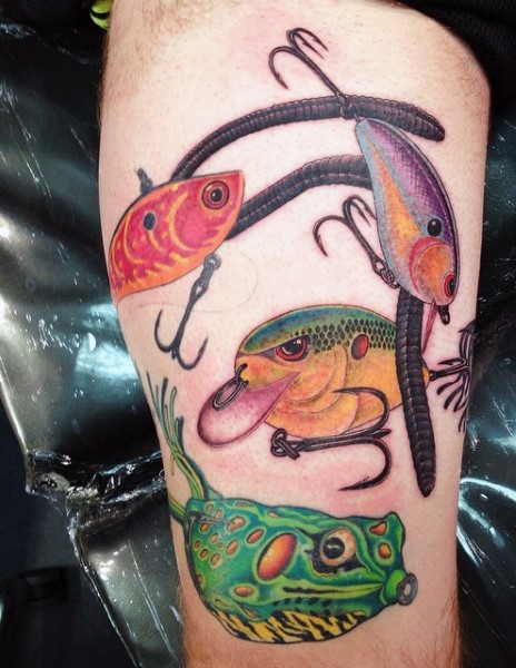 大腿不同的彩色各种鱼纹身图案
