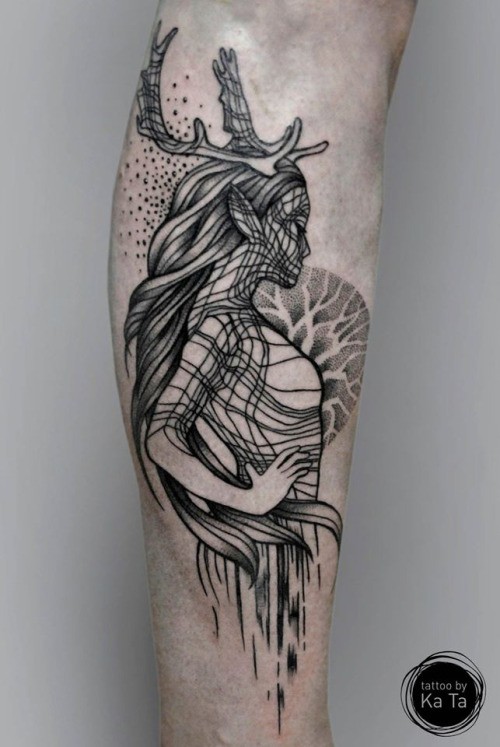 小腿素描风格黑色神秘女人与鹿角纹身图案